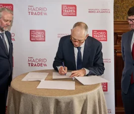 Bruno Masier, presidente del OICEX, Fernando Velasco, Director de la Cátedra de Servicios de Inteligencia y Sistemas Democráticos URJC y Daniel Rodríguez Asensio, Viceconsejero de Economía y Empleo de la Comunidad de Madrid.