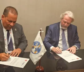 Bruno Masier, presidente del OICEX, junto al representante de ADAPRA, durante la firma de la Declaración de Madrid.