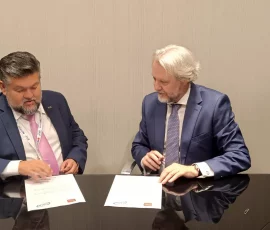 Bruno Masier, presidente del OICEX, junto al representante de la Federación de Asociaciones Nacionales de Agentes de Carga y Operadores Logísticos Internacionales de América Latina y el Caribe - ALACAT, durante la firma de la Declaración de Madrid.