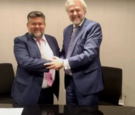 Bruno Masier, presidente del OICEX, junto al representante de la Federación de Asociaciones Nacionales de Agentes de Carga y Operadores Logísticos Internacionales de América Latina y el Caribe - ALACAT, durante la firma de la Declaración de Madrid.